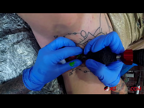 ❤️ La bomba Sully Savage, molt tatuada, es va tatuar al clítoris ❤️❌ Vídeo anal al ca.naffuck.xyz ️❤